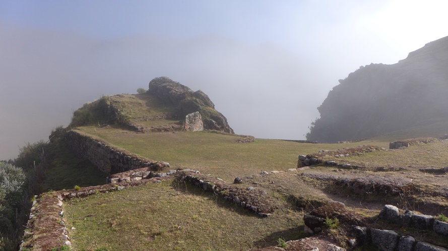 Lever de brume sur les ruines de Pucamarca