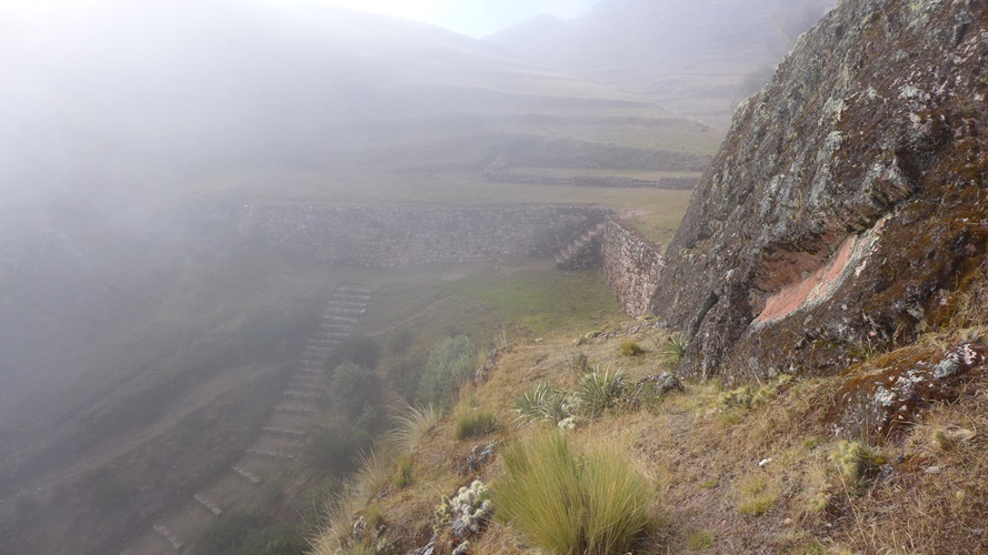 Lever de brume sur les ruines de Pucamarca