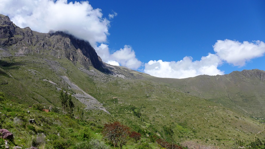 La carrière et la crête au loin