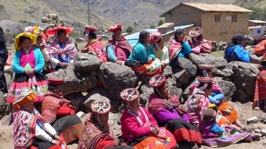 Femmes en tenue traditionnelle