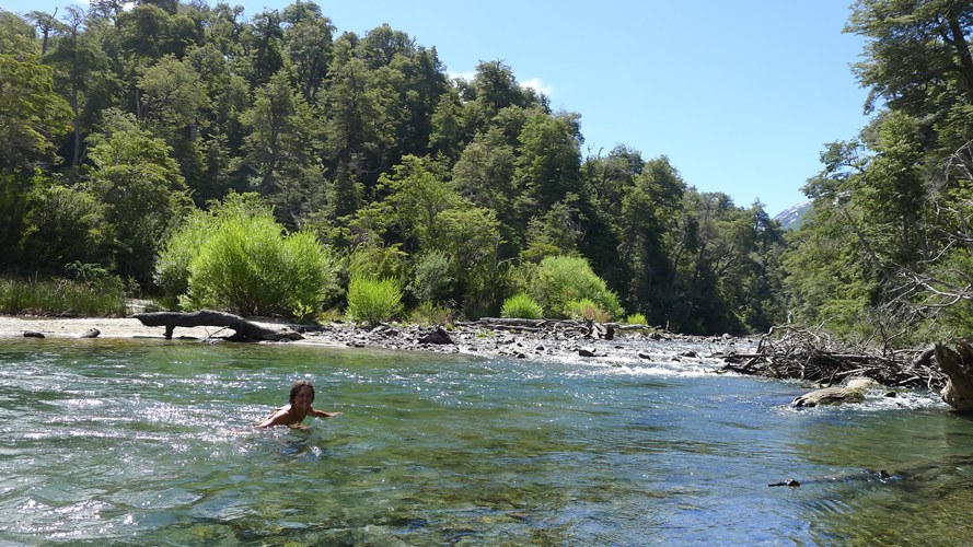 Baignade dans la rivière du lac Espejo Chico